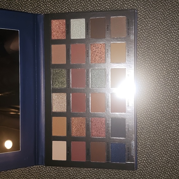 NIB Ciate royal edition eyeshadow palette - Picture 3 of 3